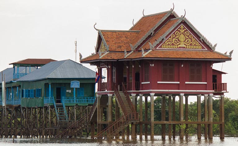 Schule und Tempel mitten im See