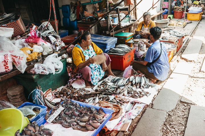 Essen auf dem Mae Klong Railway Market, Thailand