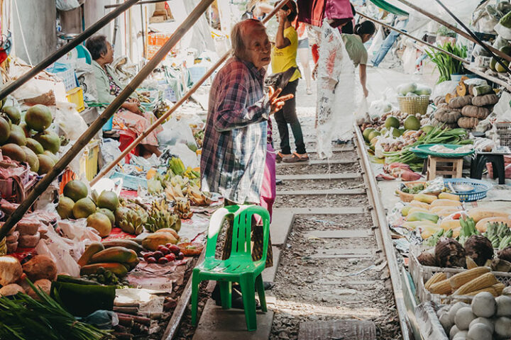 Essen auf dem Mae Klong Railway Market, Thailand