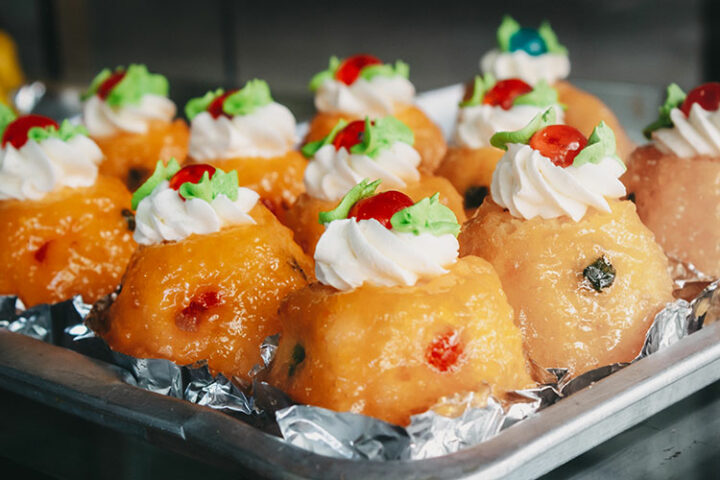 Essen auf dem Mae Klong Railway Market, Thailand