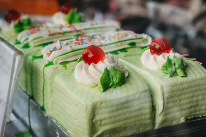 Essen auf dem Mae Klong Railway Market, Thailand