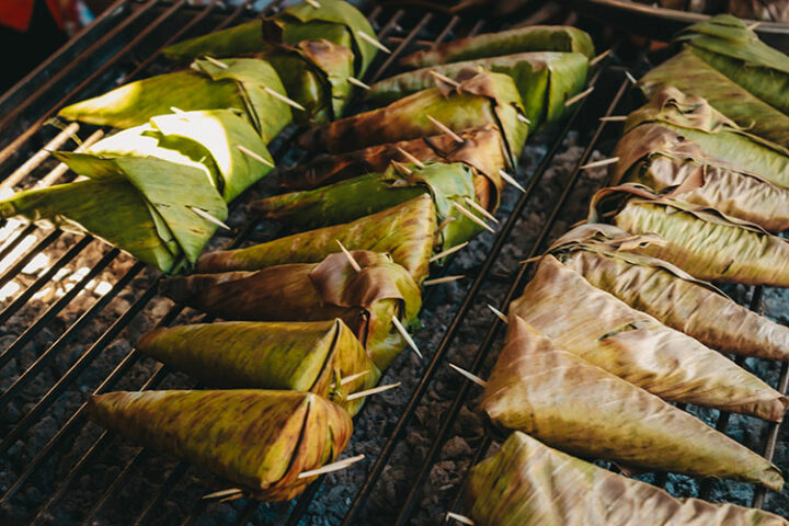 Essen auf dem Mae Klong Railway Market, Thailand