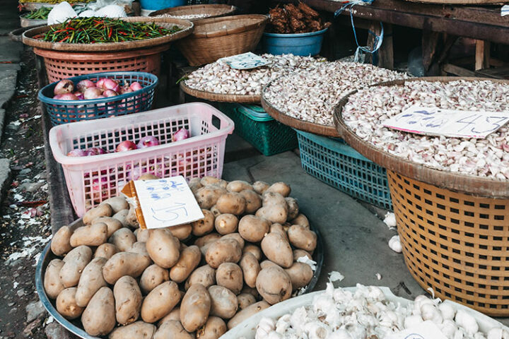Essen auf dem Mae Klong Railway Market, Thailand