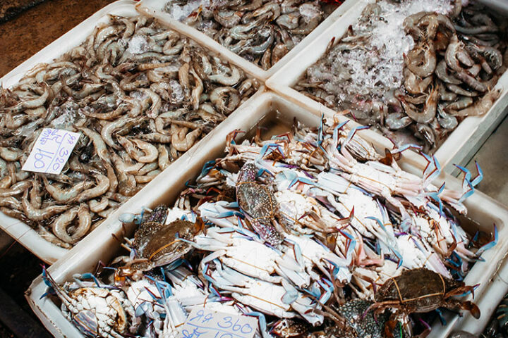 Essen auf dem Mae Klong Railway Market, Thailand