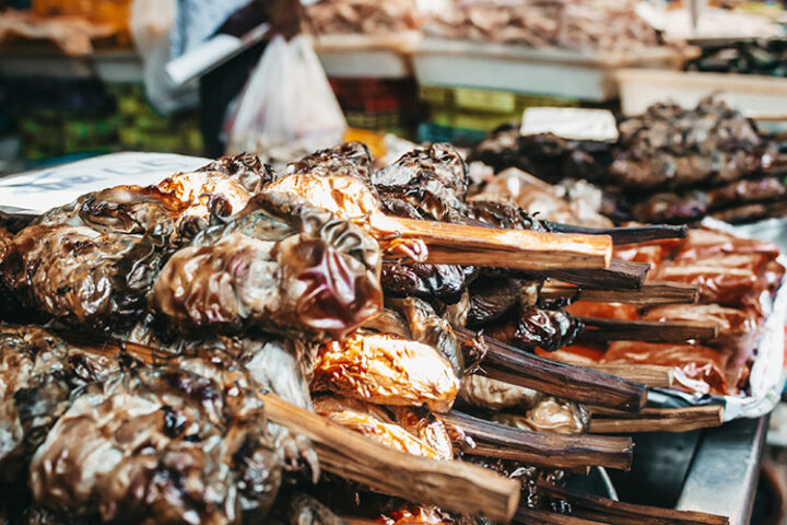 Essen auf dem Mae Klong Railway Market, Thailand