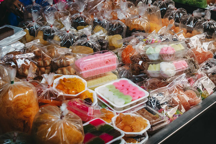 Essen auf dem Mae Klong Railway Market, Thailand