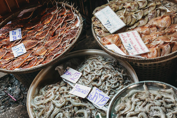 Essen auf dem Mae Klong Railway Market, Thailand