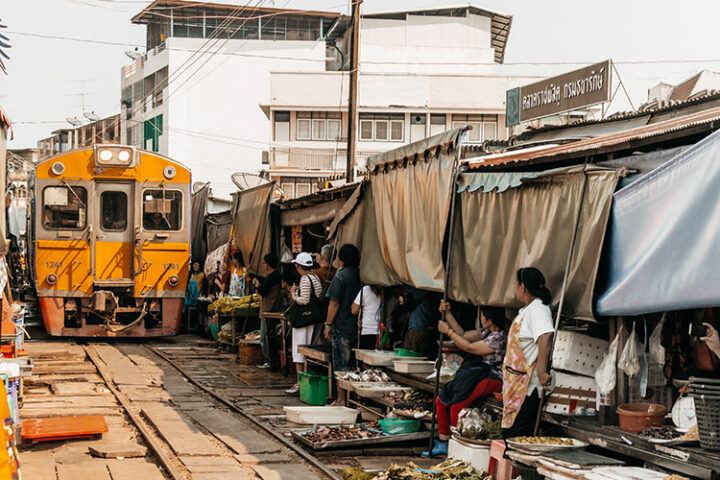 Mae Klong Railway Market – Thailands berühmter Eisenbahnmarkt