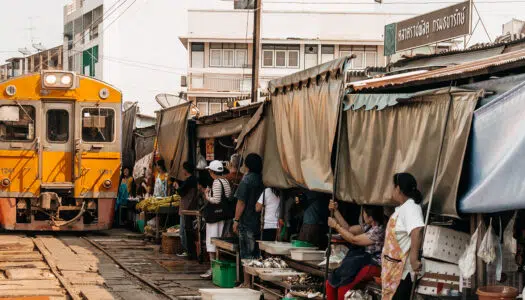 Mae Klong Railway Market – Thailands berühmter Eisenbahnmarkt