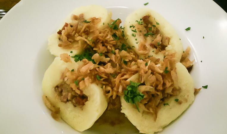 Knödel mit Röstzwiebeln und Speck auf süß-saurem Kraut im U Magistra Kelly