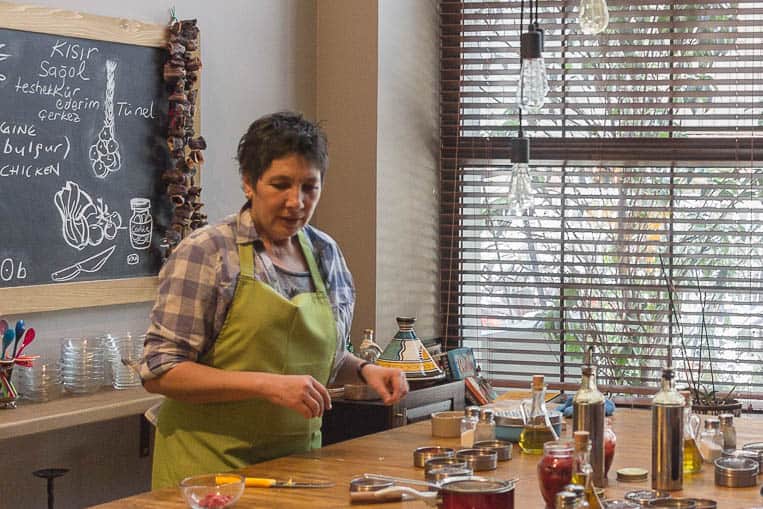 Ayşın beim Erklären und Kochen