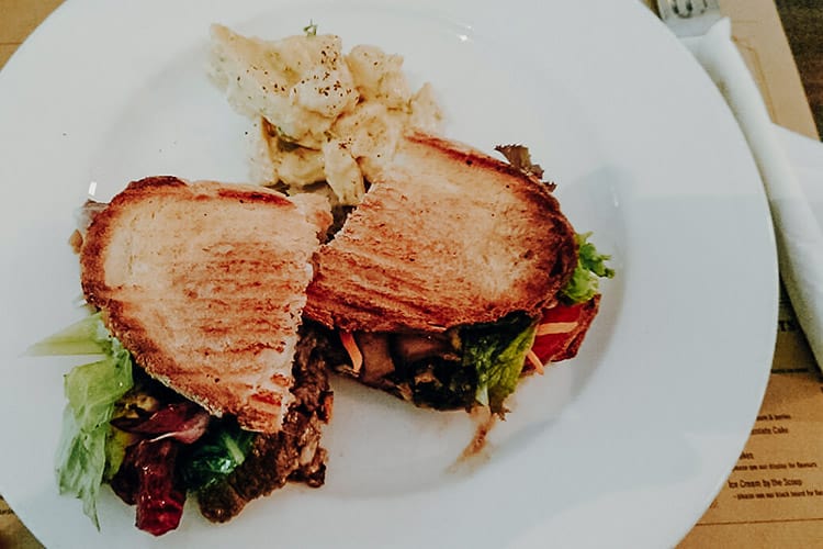 Das schönste Café in Saigon – Café l’Usine