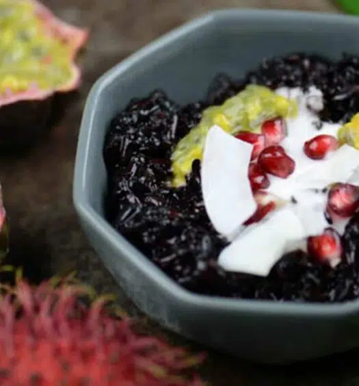 Schwarzer Klebreis-Pudding aus Indonesien