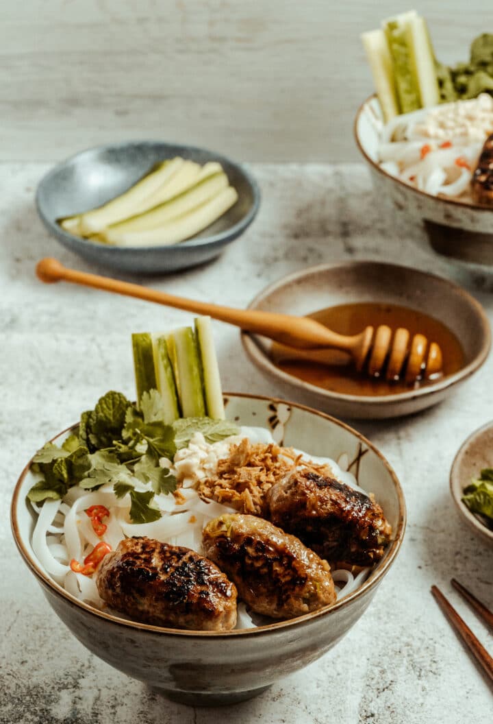 Honigfrikadellen mit Reisnudeln – vietnamesisches Rezept