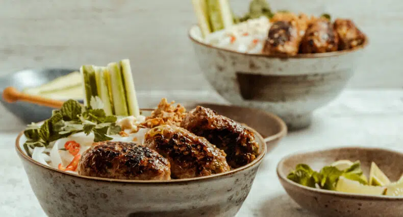 Bun nem nuong – Honigfrikadellen mit Reisnudeln