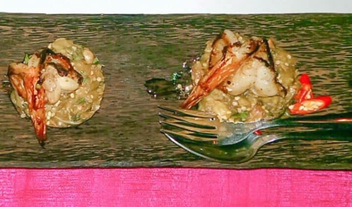 gegrillte Garnelen auf einem grünen Auberginencurry