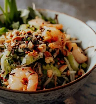 Vietnamesischer Glasnudelsalat mit Garnelen