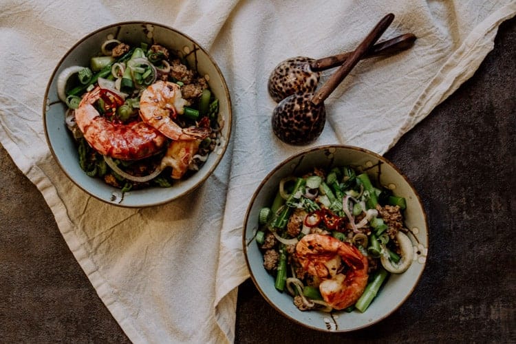 Pikanter thailändischer Spargelsalat