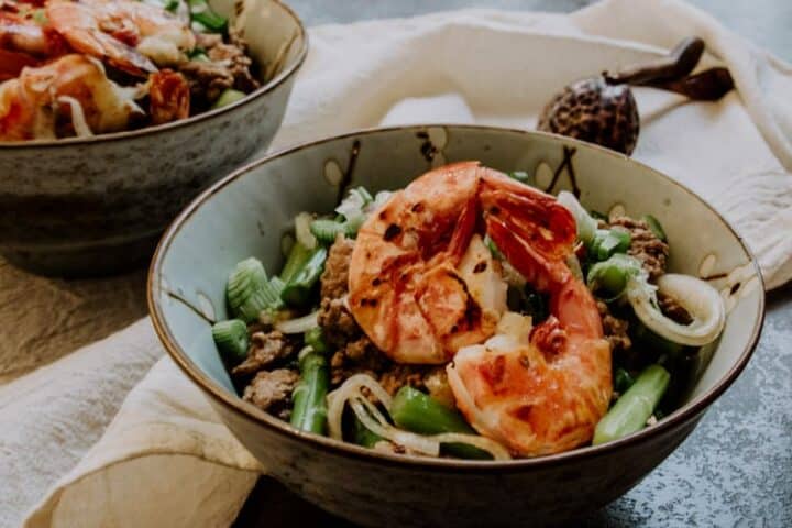 Pikanter thailändischer Spargelsalat