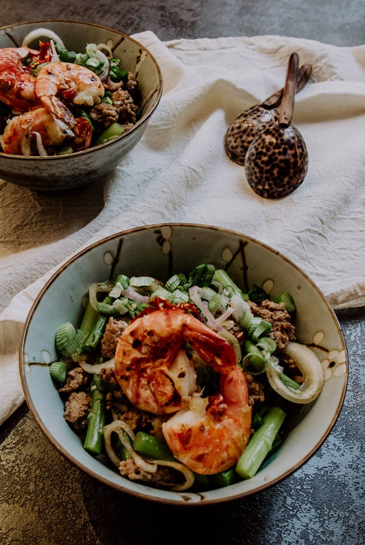 Pikanter thailändischer Spargelsalat