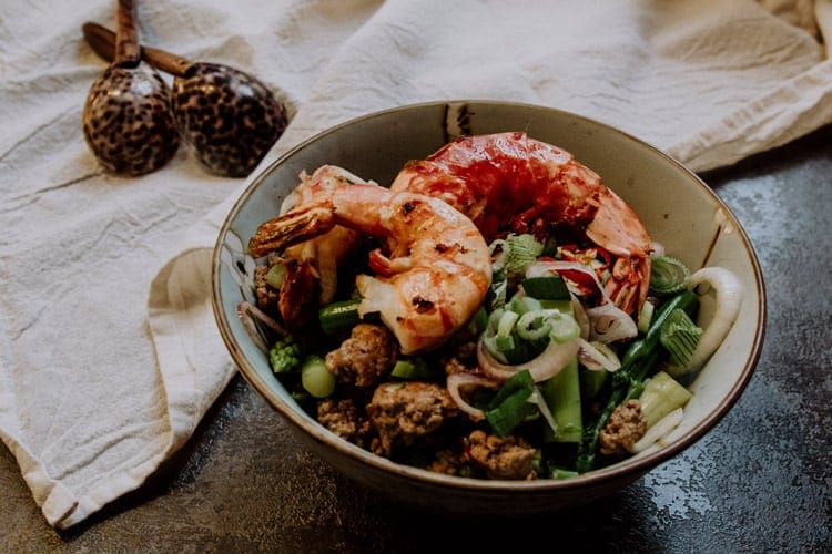 Pikanter thailändischer Spargelsalat