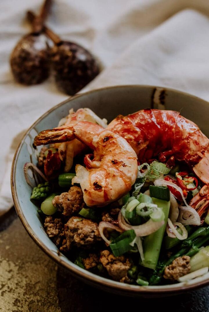 Pikanter thailändischer Spargelsalat