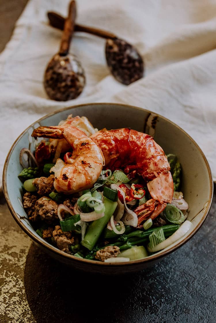 Pikanter thailändischer Spargelsalat