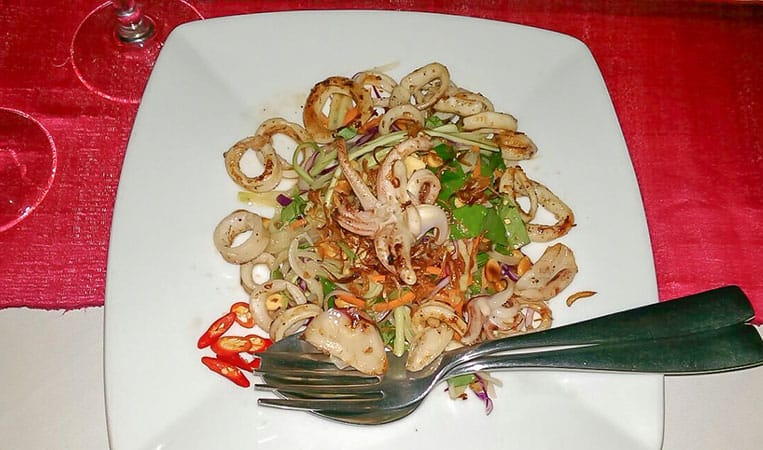 Tintenfisch mit süßem Basilikum, Zwiebeln und Chili