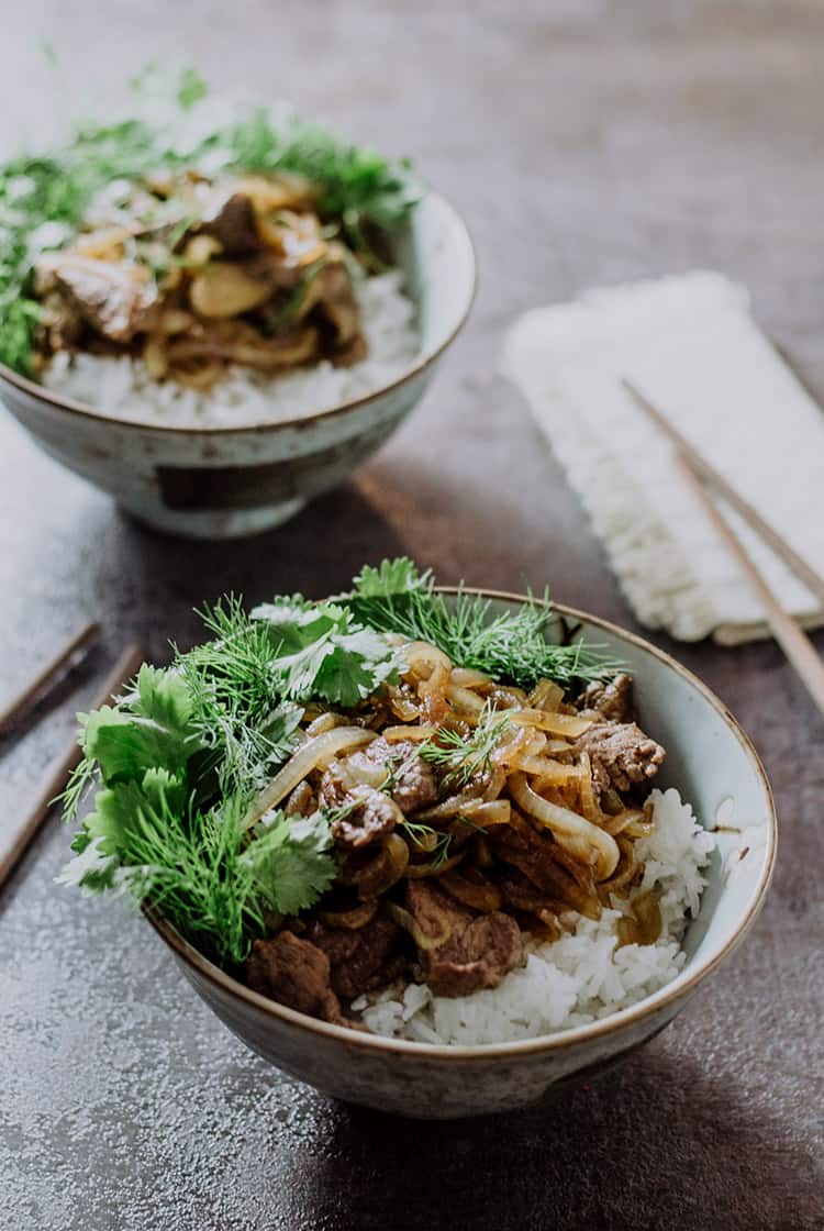 Vietnamesisches Rindfleisch mit Zwiebeln