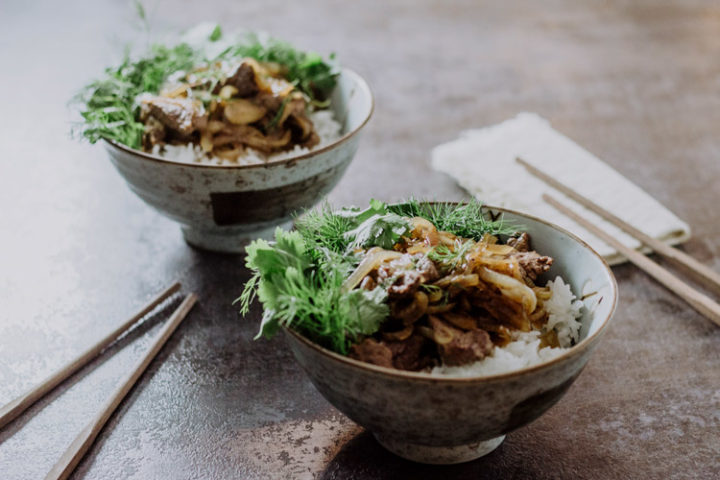Vietnamesisches Rindfleisch mit Zwiebeln