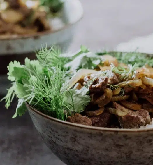 Vietnamesisches Rindfleisch mit Zwiebeln