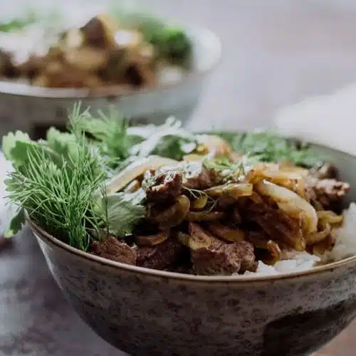 Vietnamesisches Rindfleisch mit Zwiebeln
