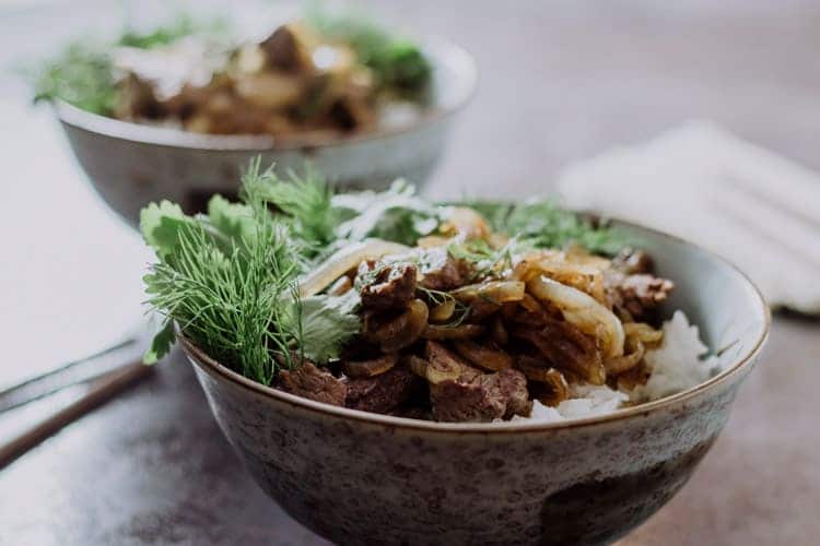 Vietnamesisches Rindfleisch mit Zwiebeln