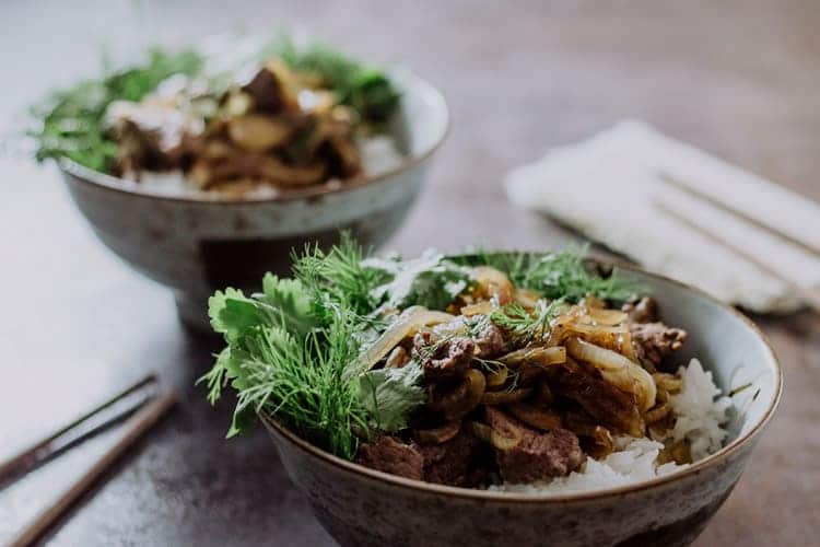 Vietnamesisches Rindfleisch mit Zwiebeln