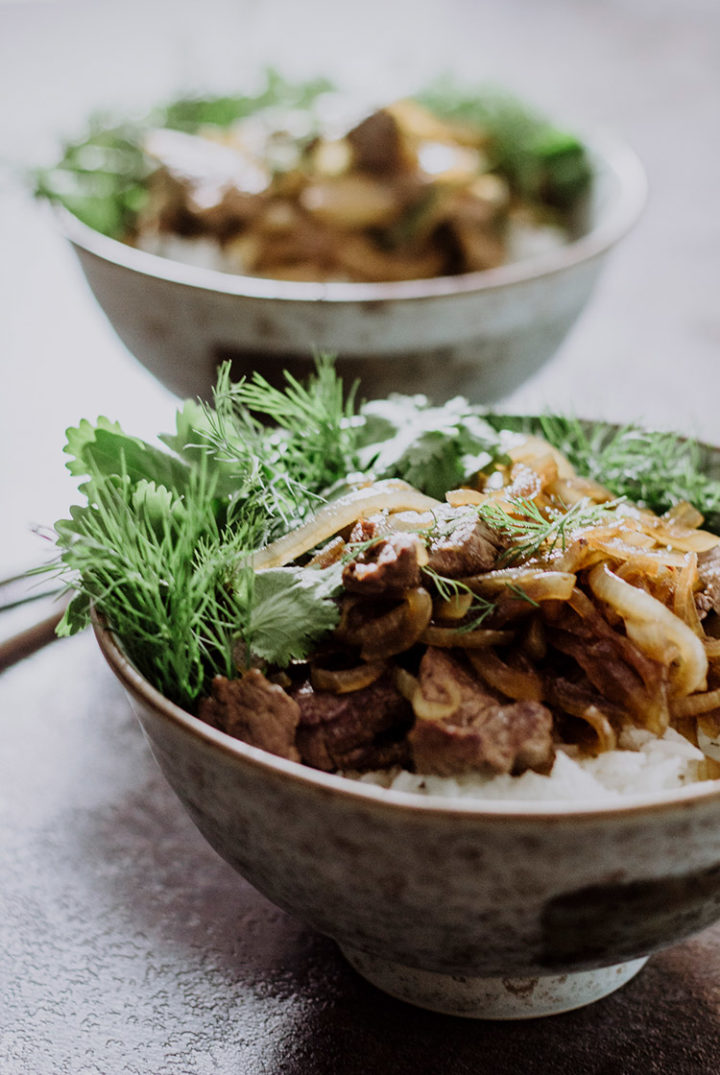 Vietnamesisches Rindfleisch mit Zwiebeln