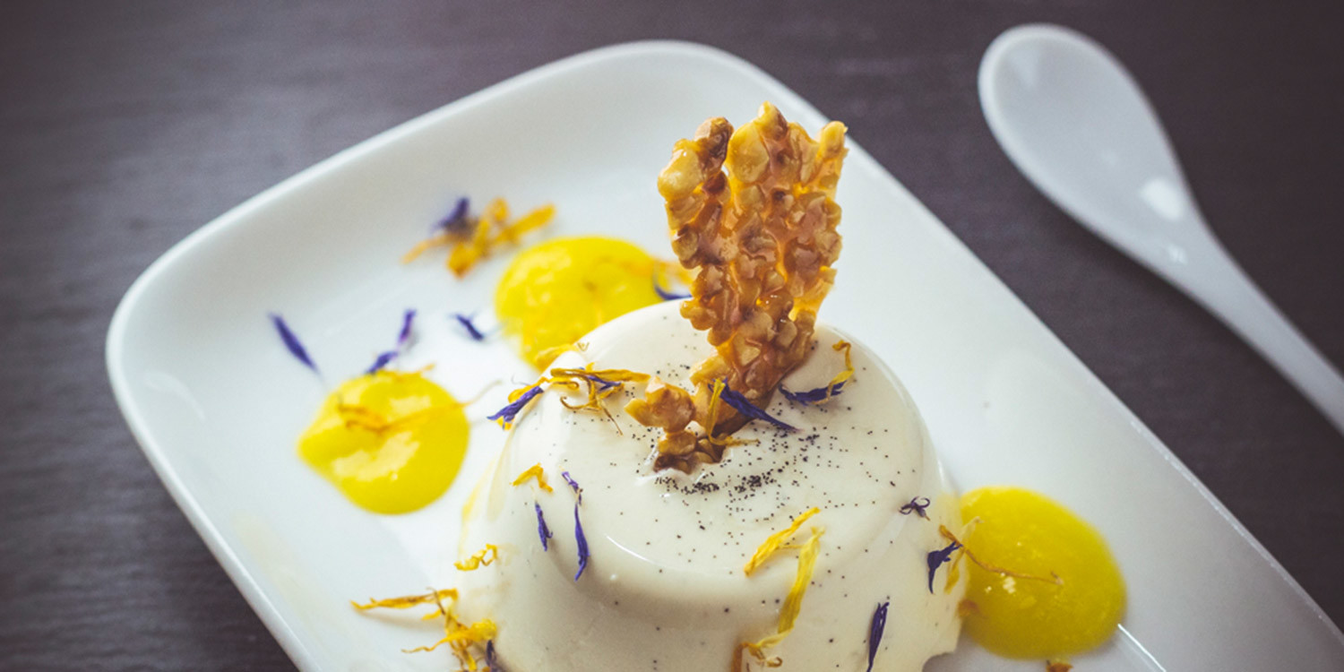 Panna Cotta mit Tonkabohnen und Mangopüree