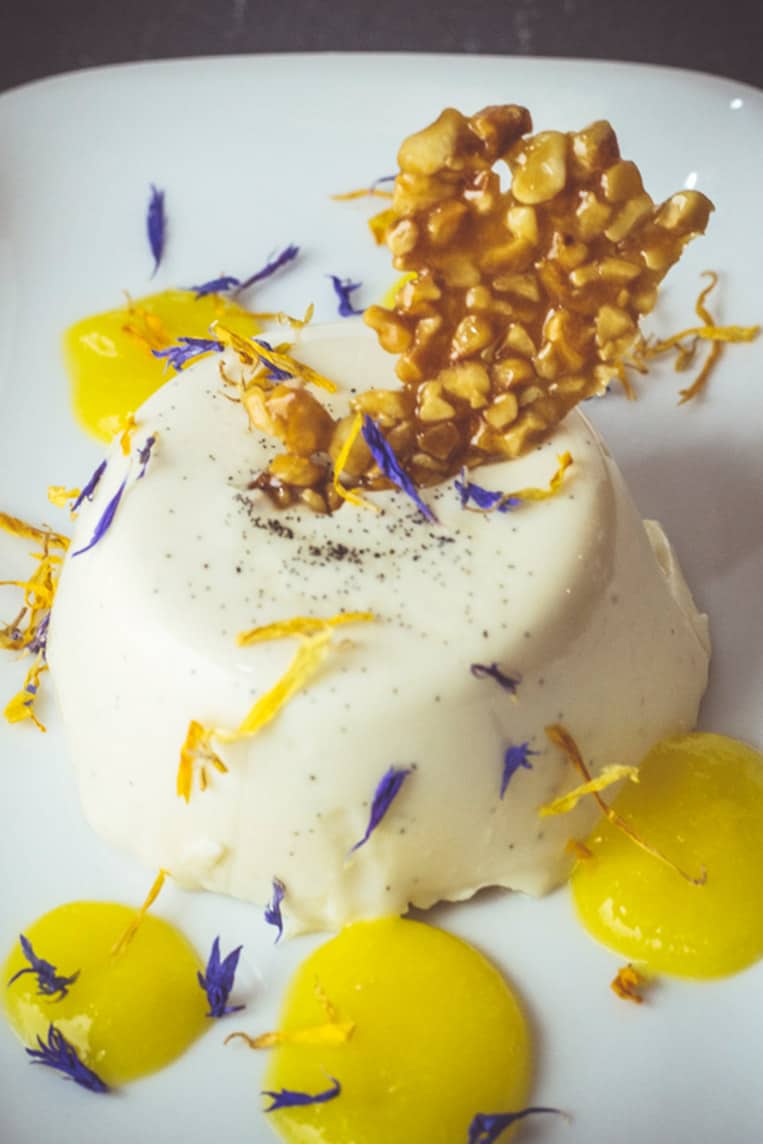 Panna Cotta auf Mangopüree mit selbst gemachtem Haselnusskrokant