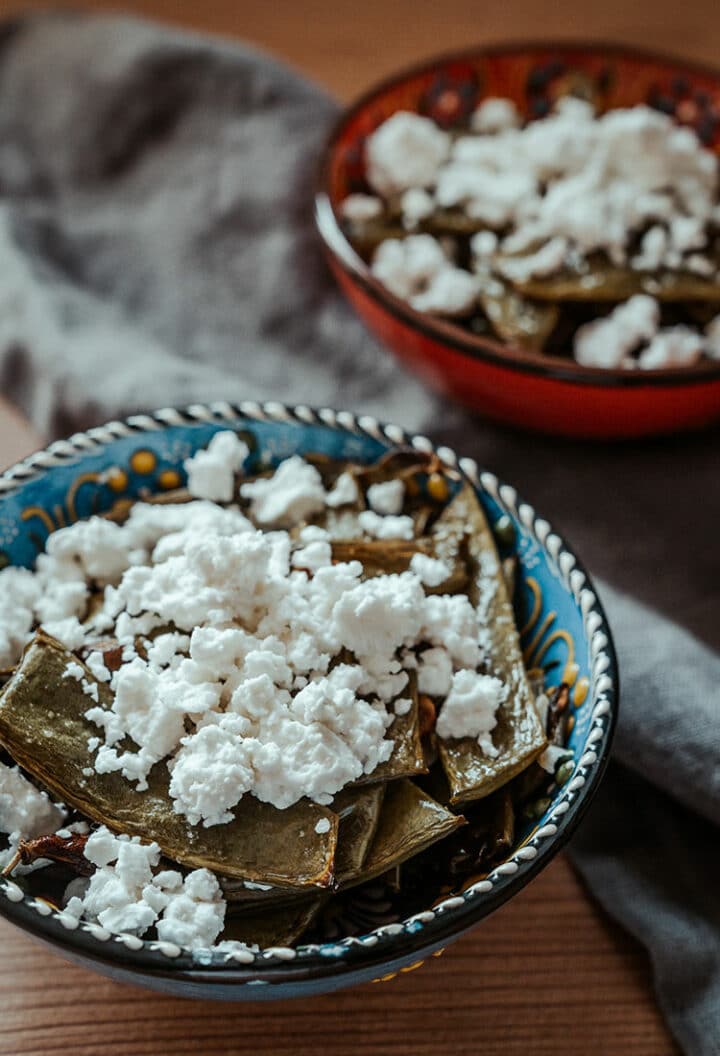 Traditionelles türkisches Rezept für gebackene grüne Bohnen mit Ziegenkäse