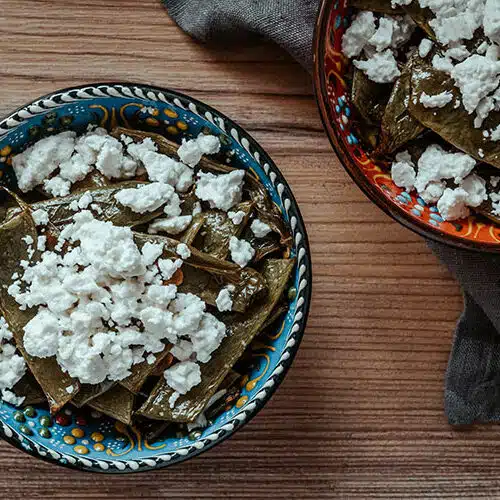 Traditionelles türkisches Rezept für gebackene grüne Bohnen mit Ziegenkäse