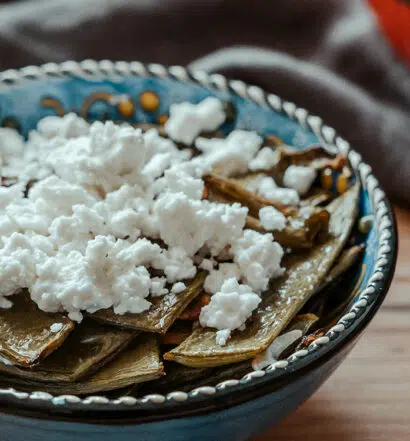 Traditionelles türkisches Rezept für gebackene grüne Bohnen mit Ziegenkäse