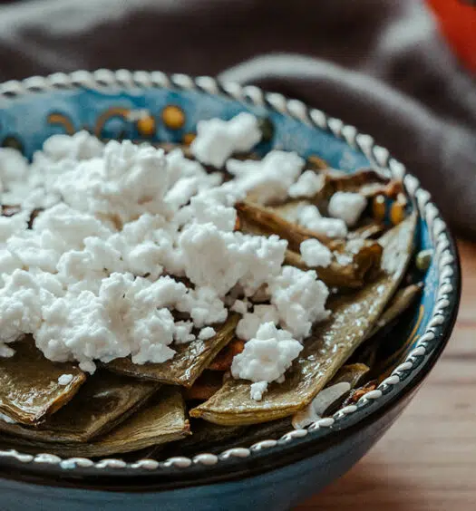 Traditionelles türkisches Rezept für gebackene grüne Bohnen mit Ziegenkäse