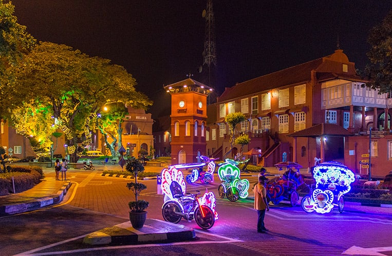 Der „Red Square“ mit seinen fancy Rikschas bei Nacht
