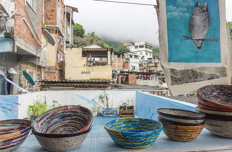 handgemachte Schalen aus Papier von den Schülern aus Para Ti