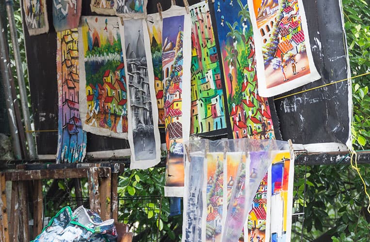 Werke eines einheimischen Malers in Rocinha