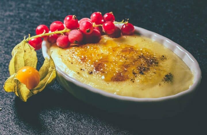 Crema catalana nach einem Rezept aus Mallorca, Spanien