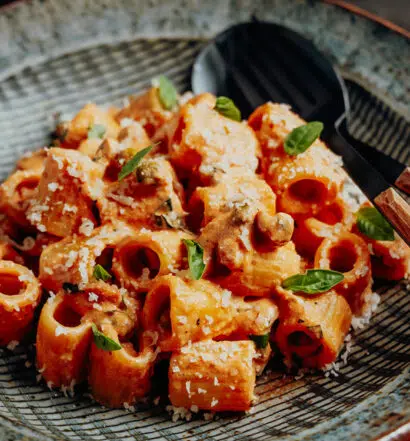 Rigatoni mit Tomaten-Mascarpone-Sugo & Erbsen
