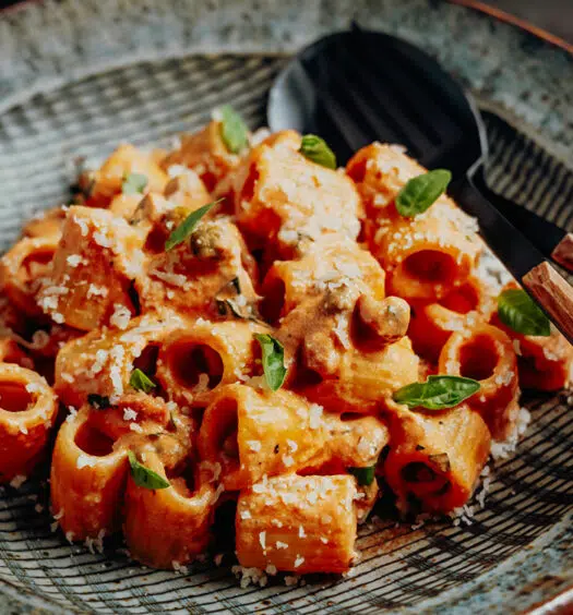 Rigatoni mit Tomaten-Mascarpone-Sugo & Erbsen