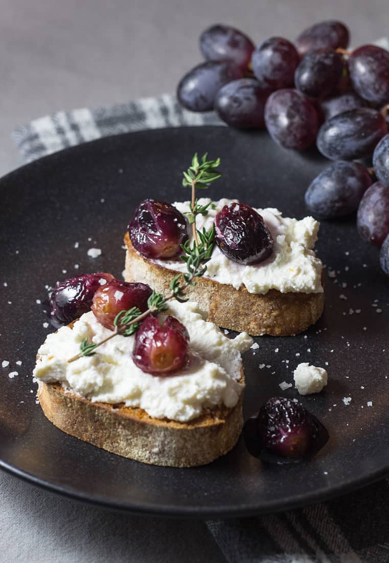 Bruschetta mit Ricotta und Weintrauben
