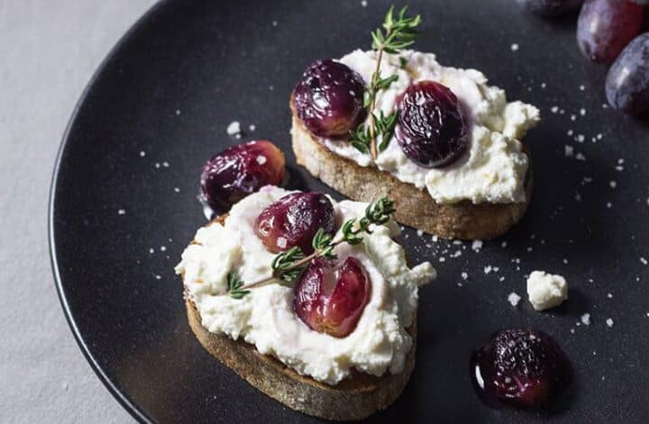 Italienische Bruschetta mit Ricotta und Weintrauben