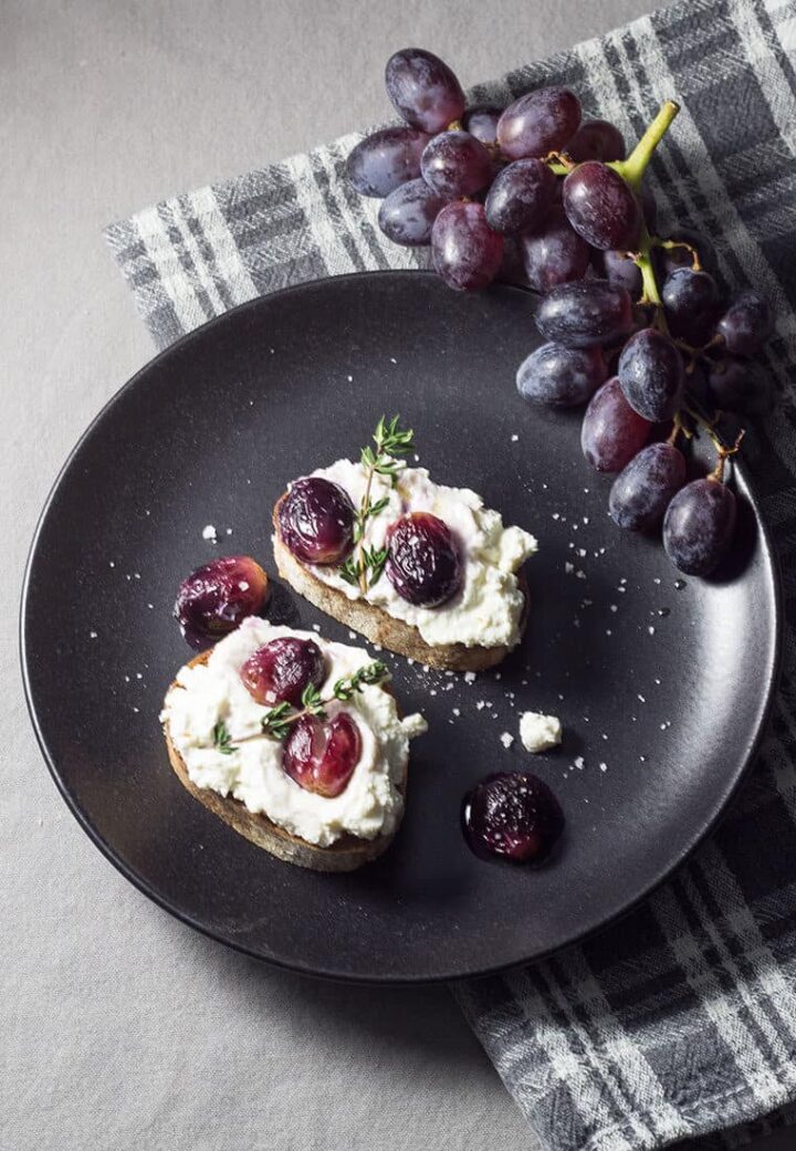 Bruschetta mit Ricotta, Thymian und Weintrauben